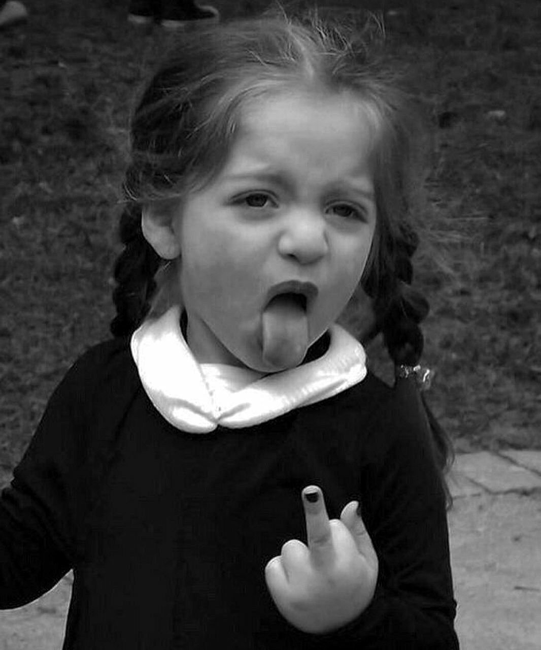 Речёнок показывает язык