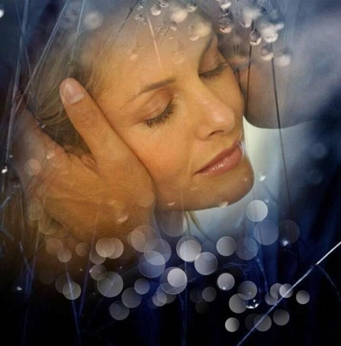 Девушка плачет от счастья