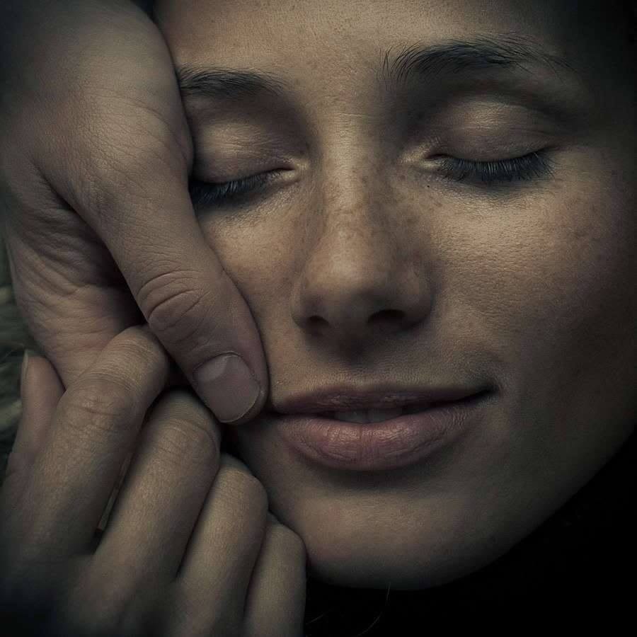 Грустные женские глаза