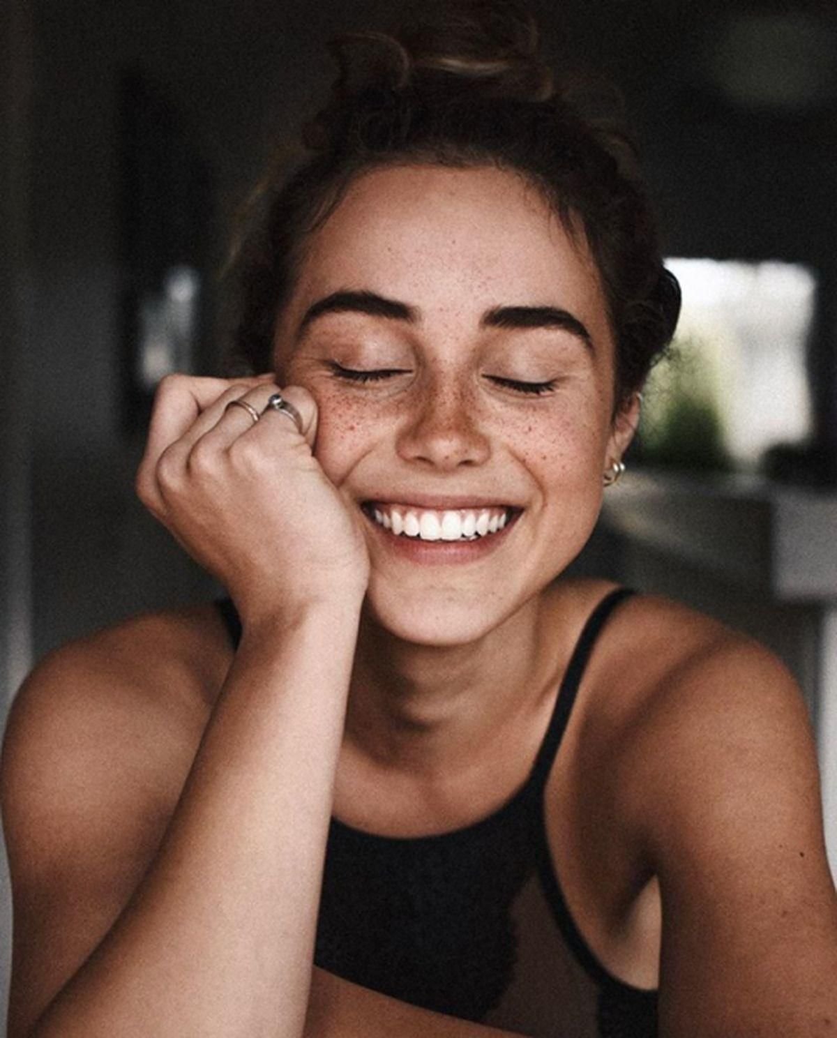 Женский глаз со слезой