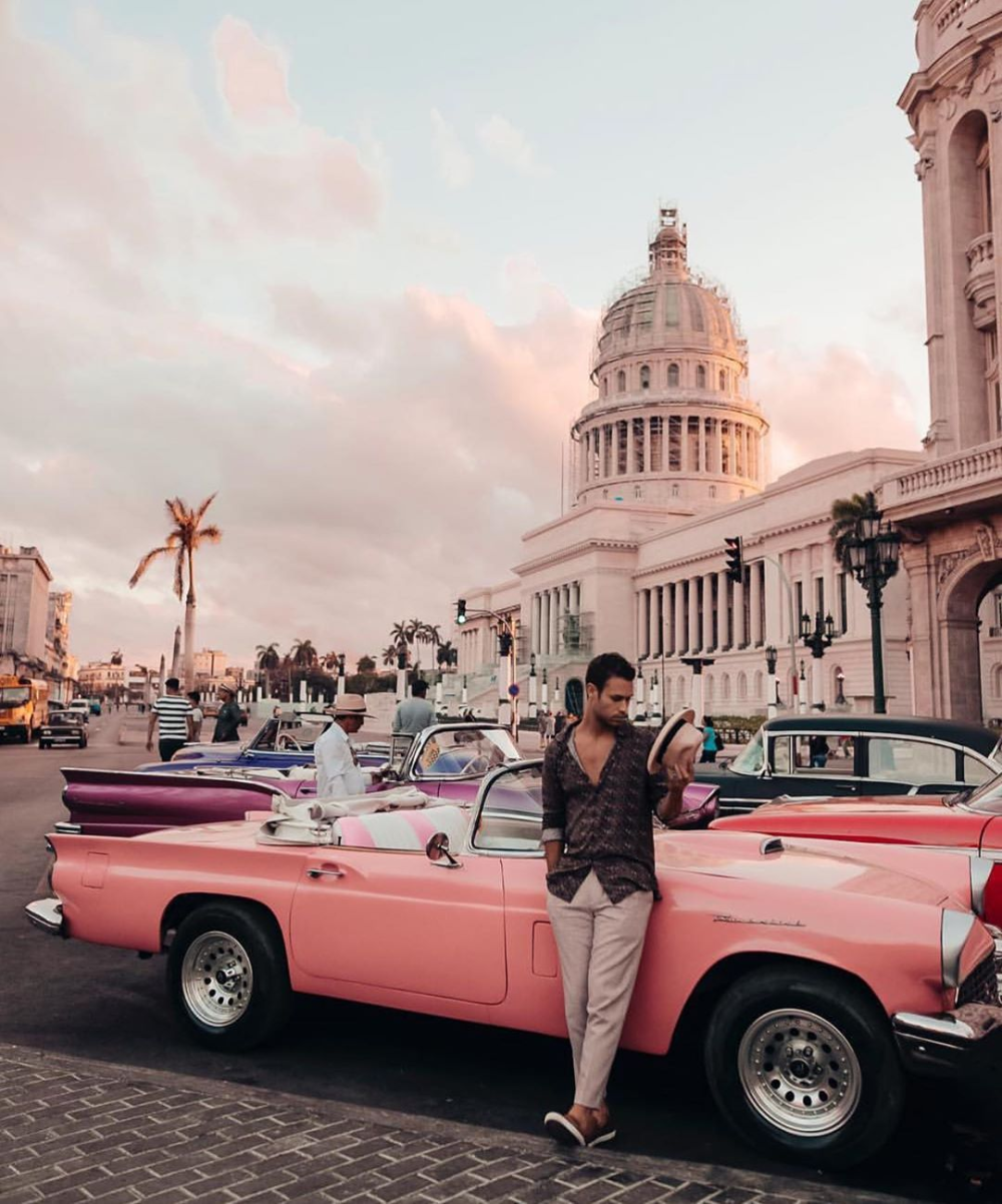 Мужчина в кабриолете