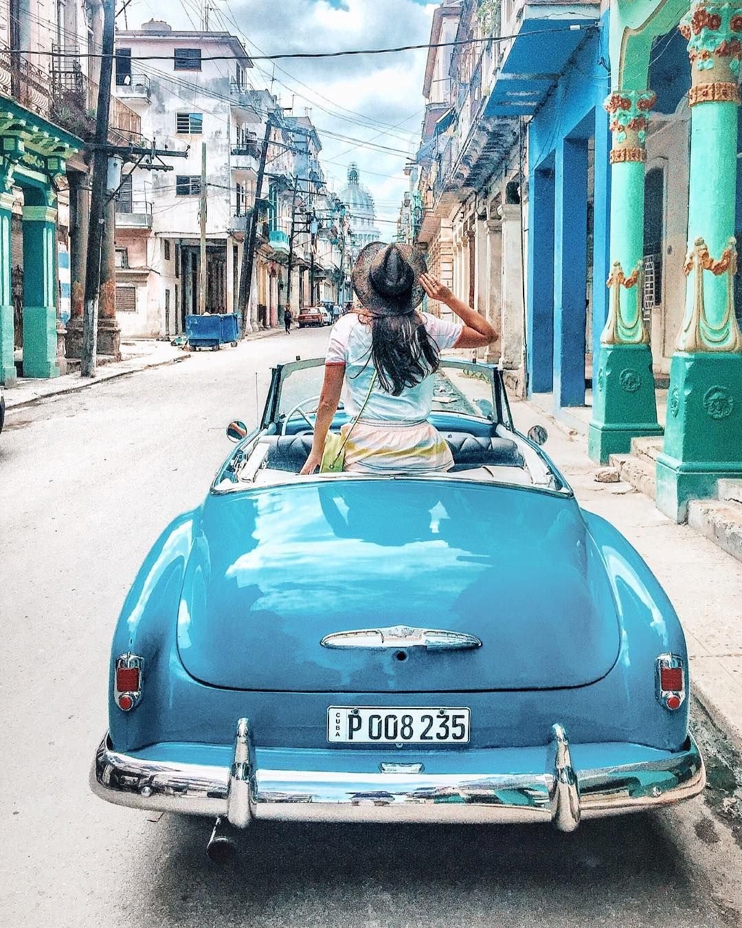 Девушка в кабриолете