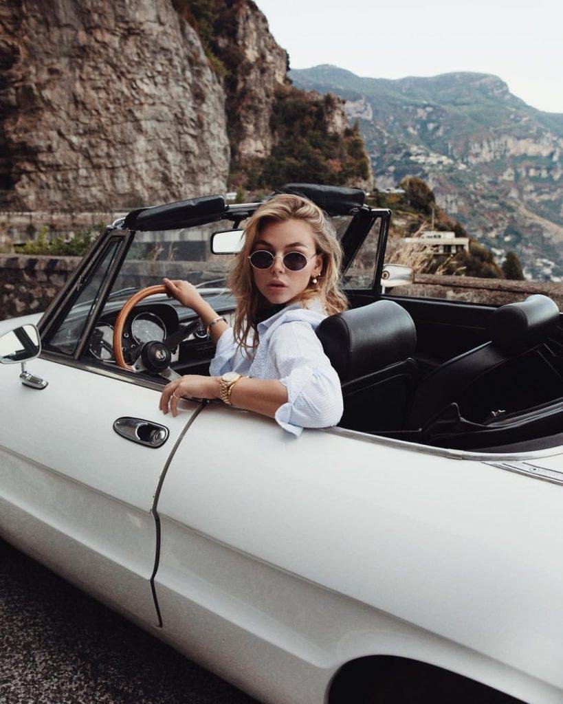 Подруги в кабриолете