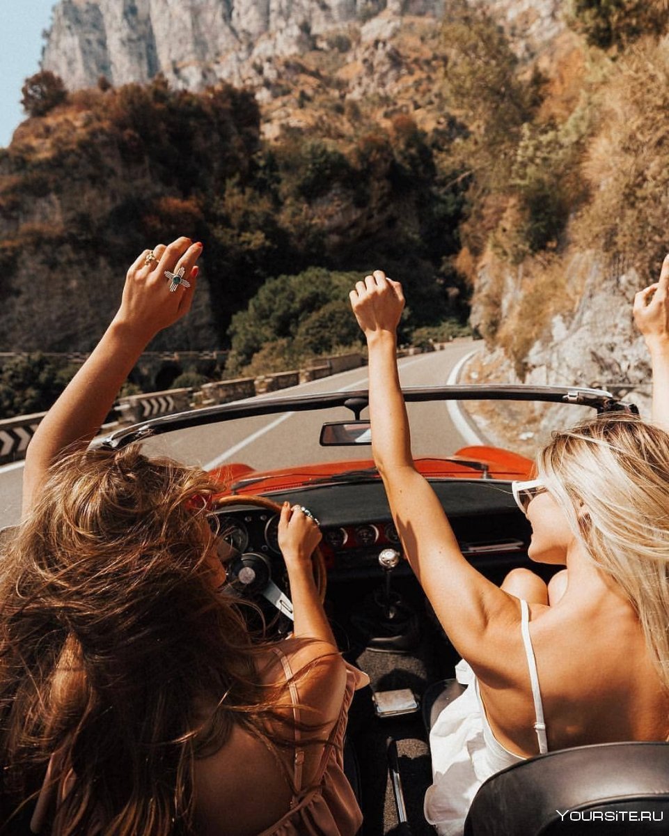 Подруги в машине