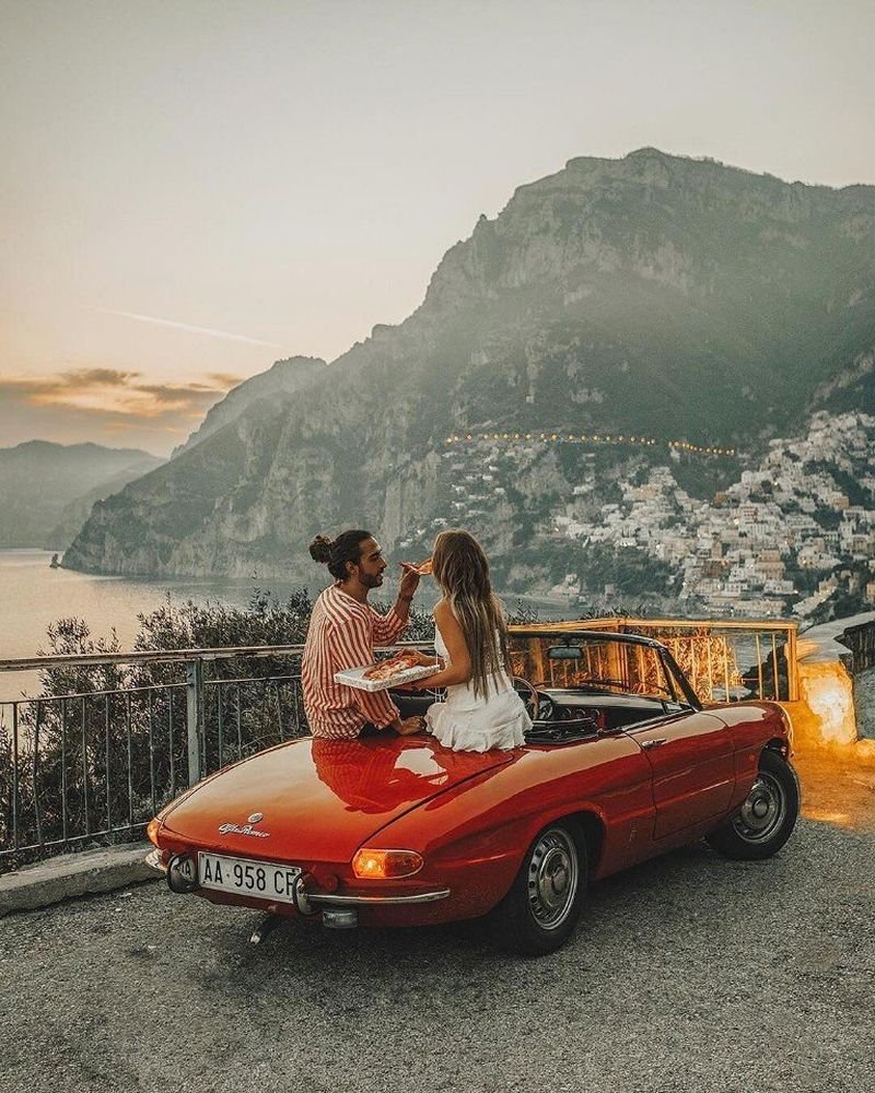 Кабриолет и красивая девушка