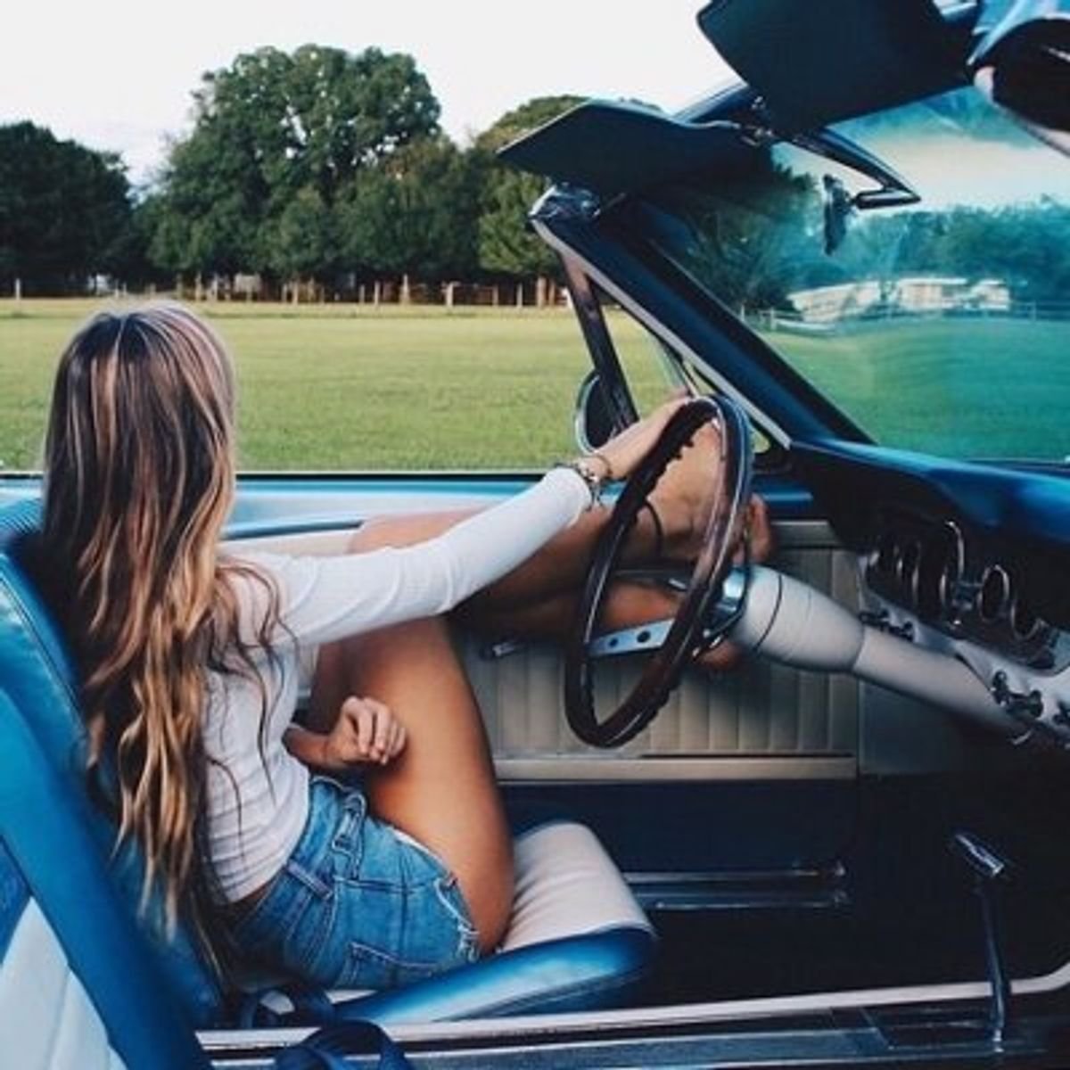 Девушка в кабриолете