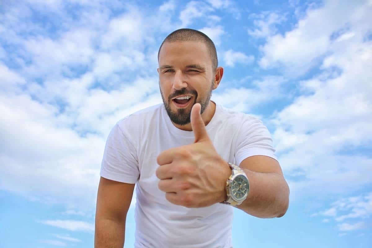 Мужчина и женщина на велосипеде