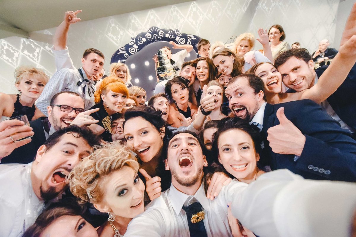 Много счастливых здоровых людей