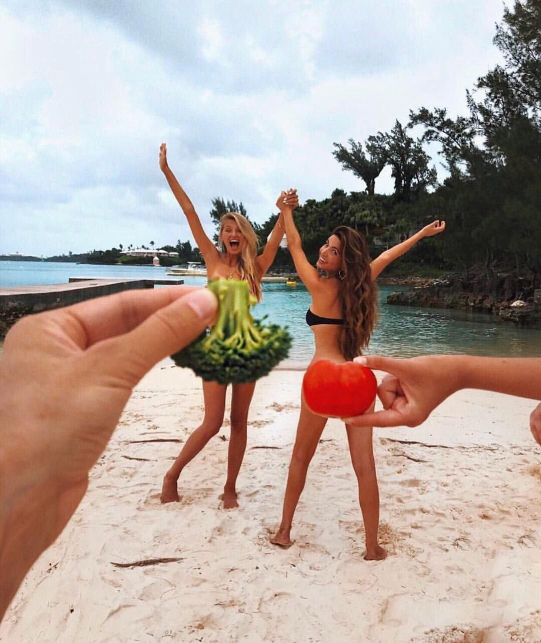 Девушка в поле с цветами