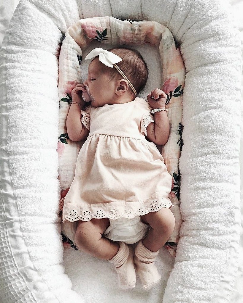 Новорожденная девочка