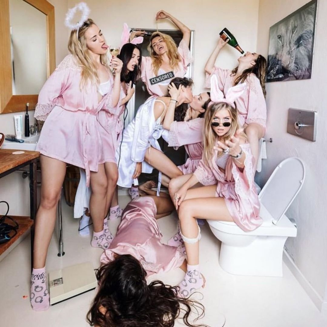 Девичник в свадебных платьях