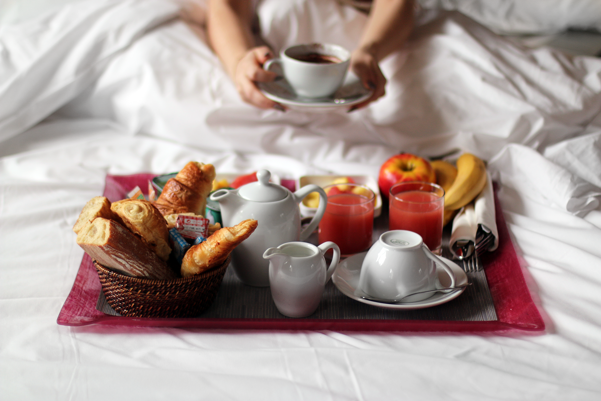 Завтрак в постель. Чай в постель. Романтический завтрак в постель. Кофе в постель. Мужчина кофе постель