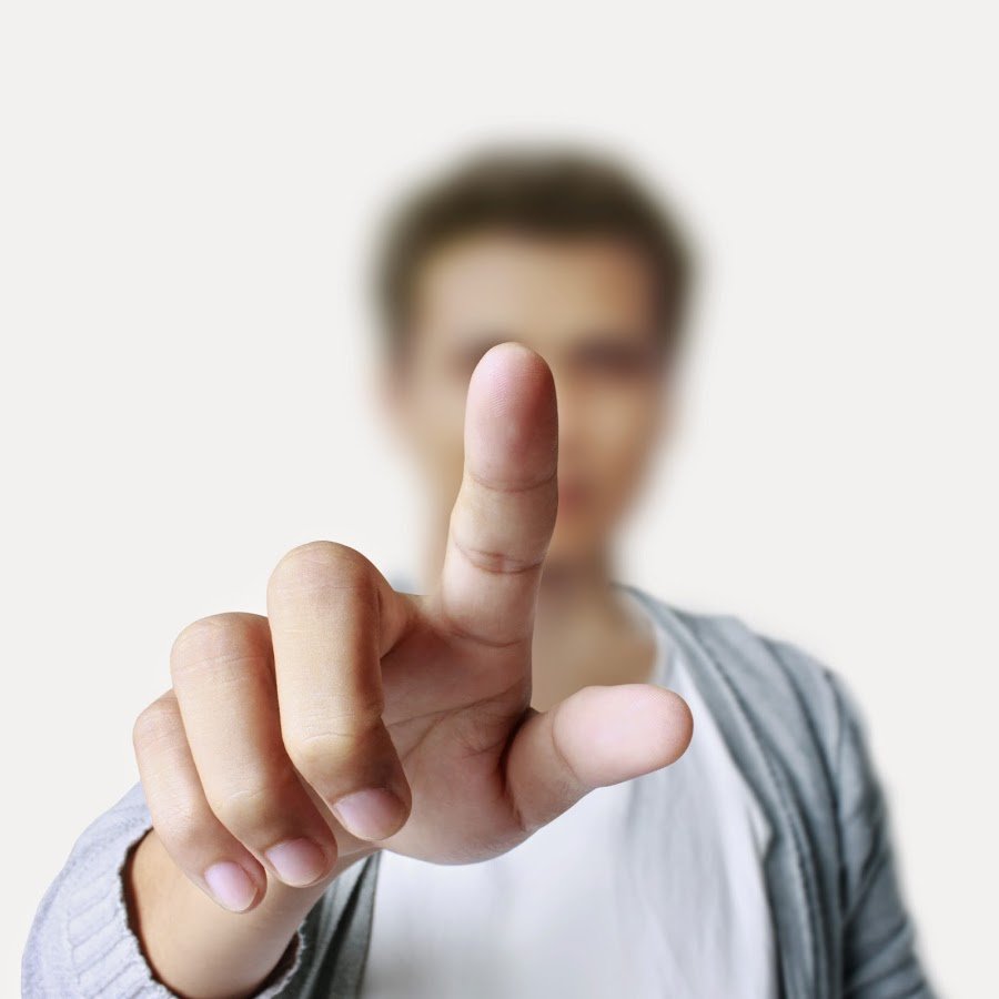 Указательный палец нажимает на кнопку