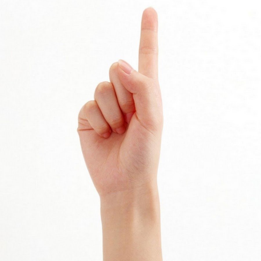 Девушка показывает вверх