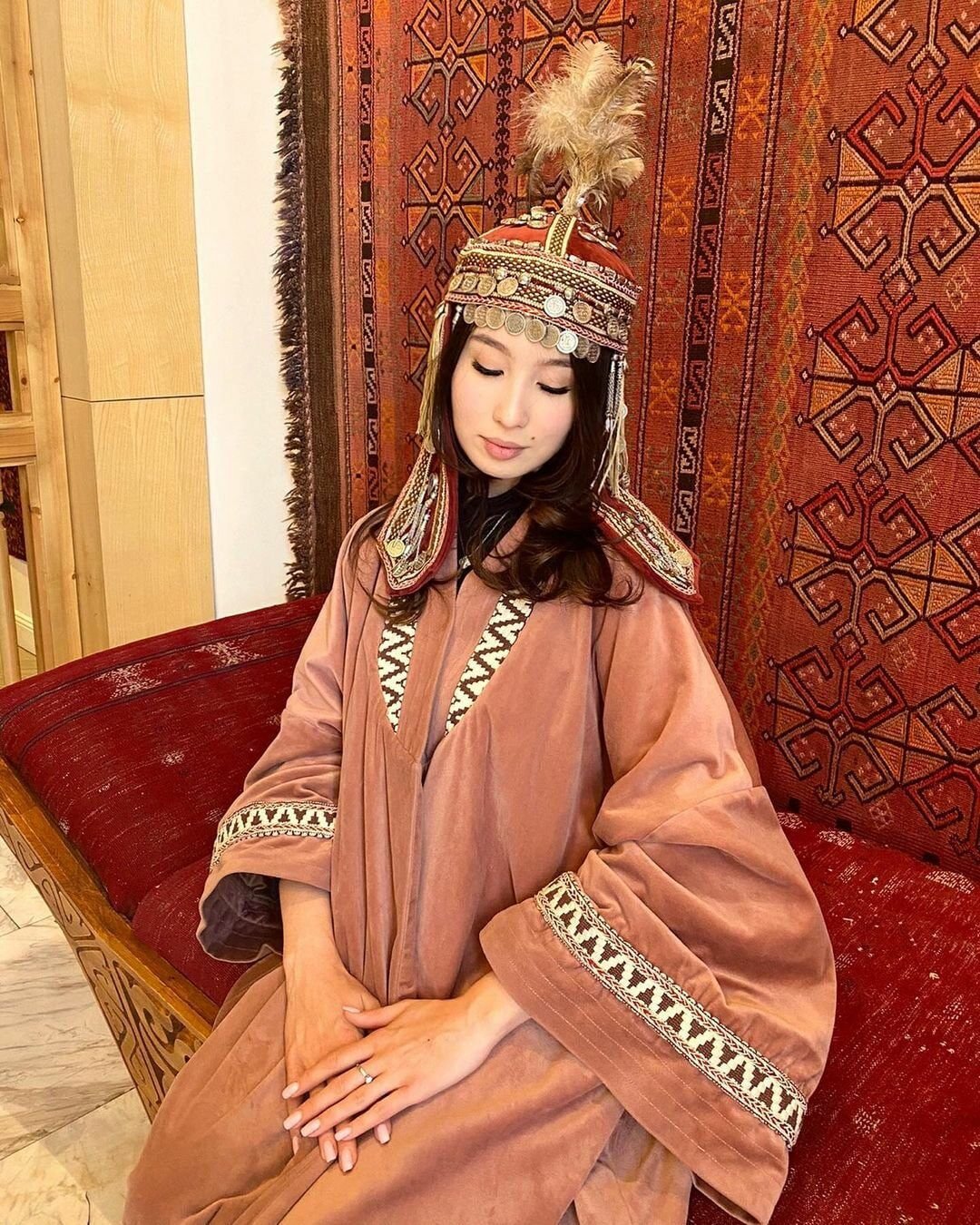 Казашки в национальной одежде