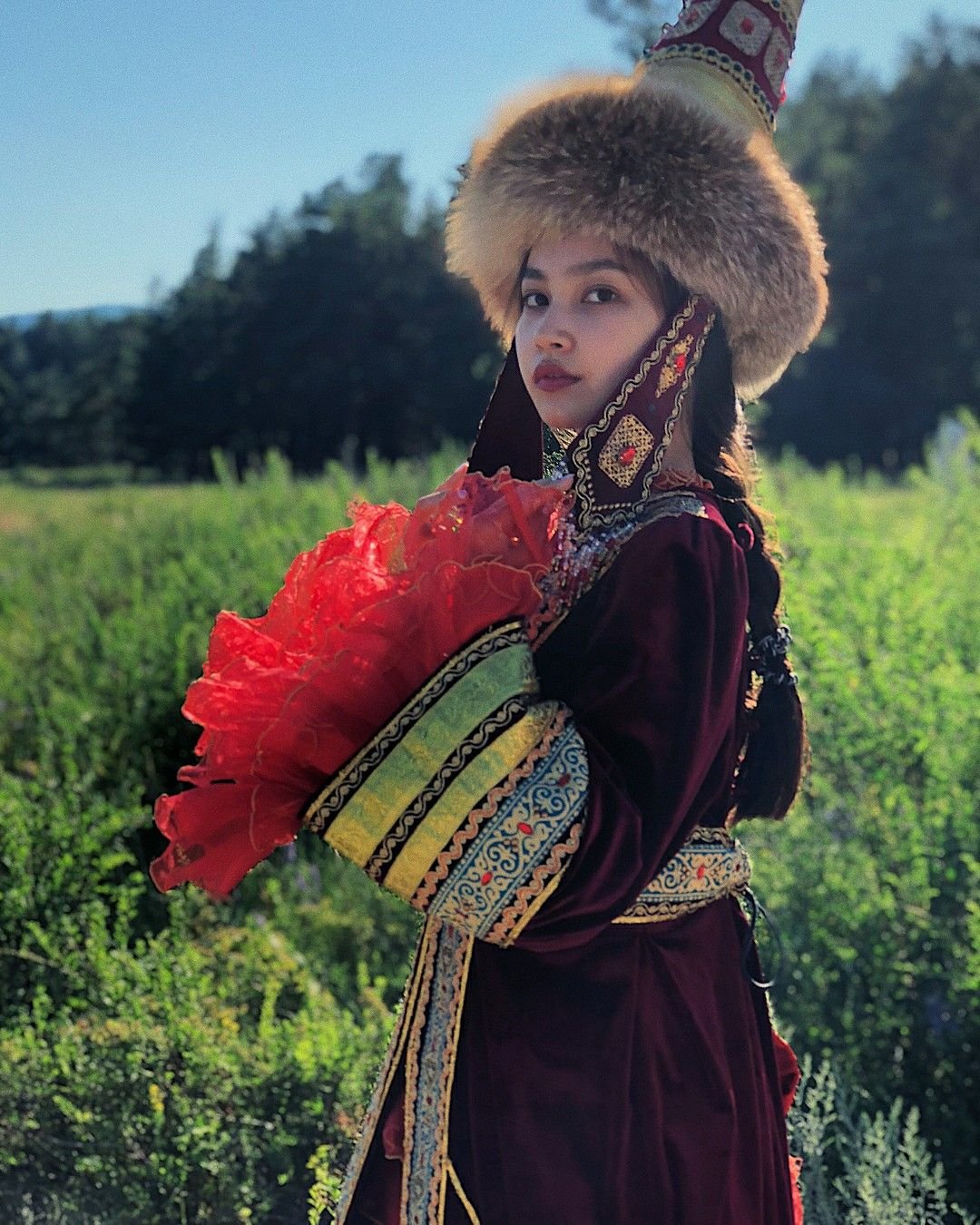 Айя Шалкар в национальном костюме