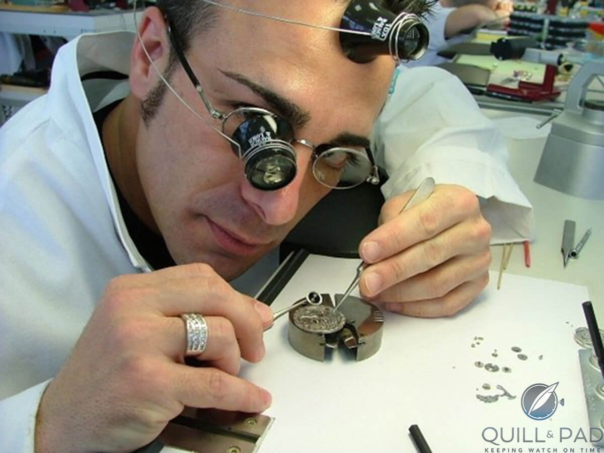 Человек чинит часы