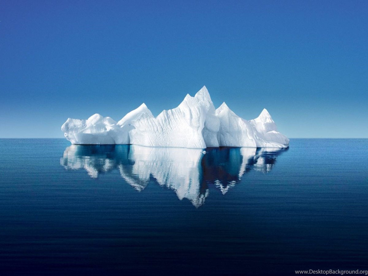 Айсберг под водой на белом фоне