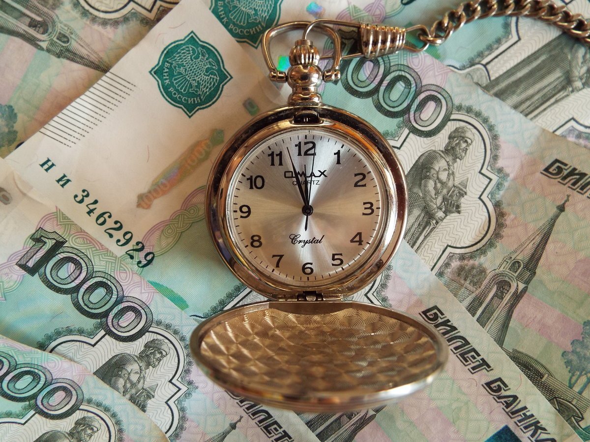 Часы с долларами