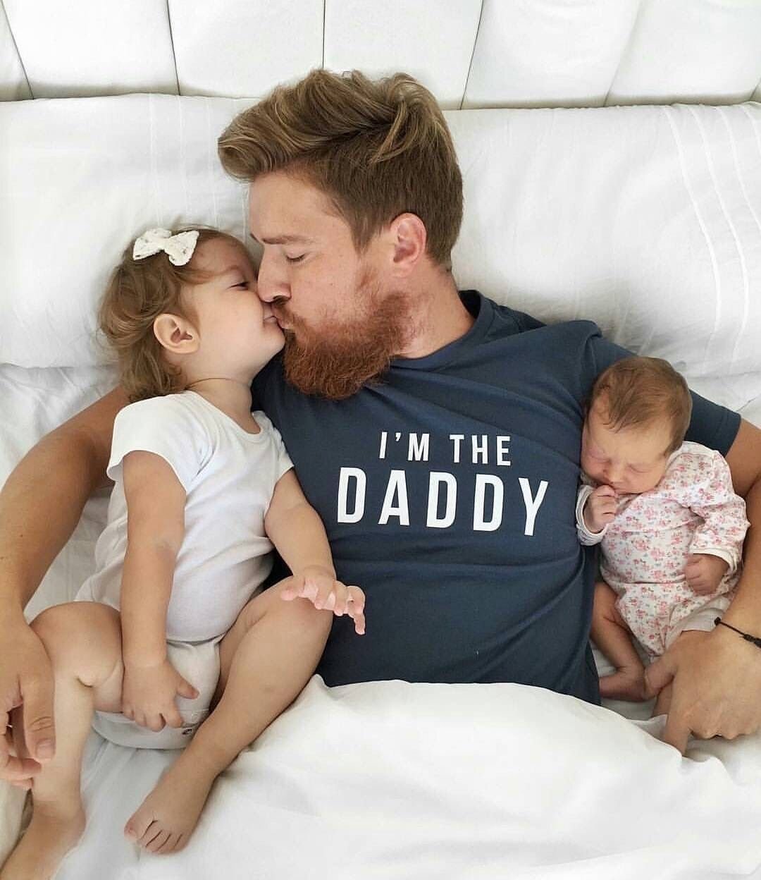 Семья с маленькой дочкой