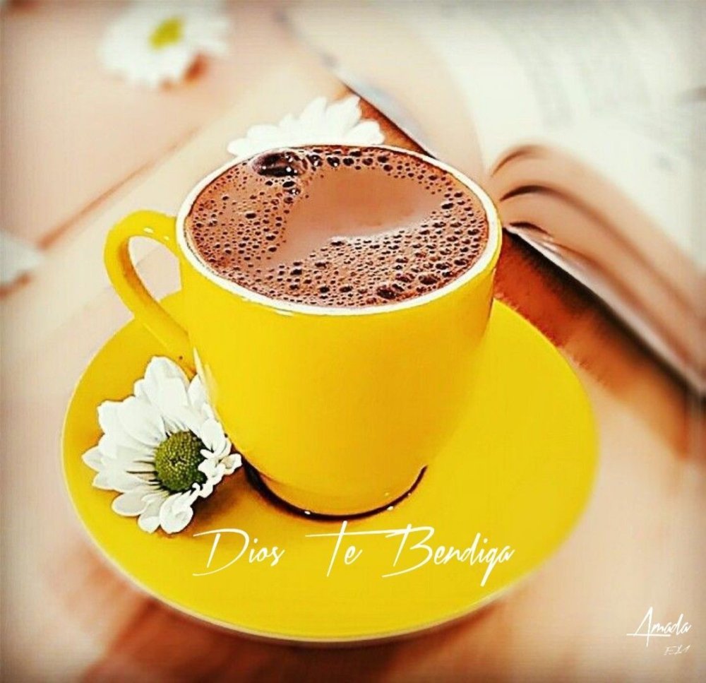 Кофе в желтой кружке