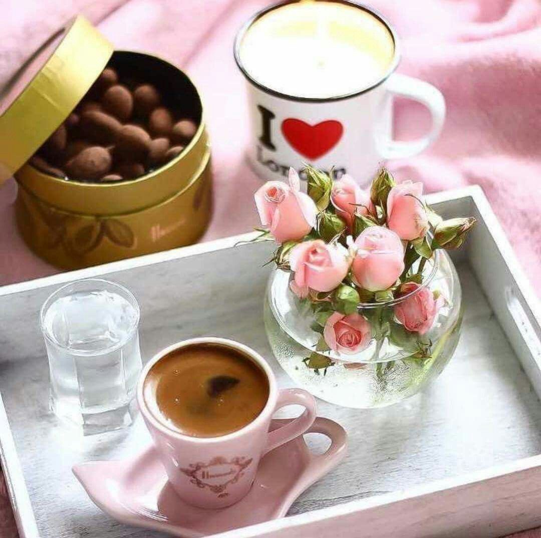 Чашка кофе с шоколадкой