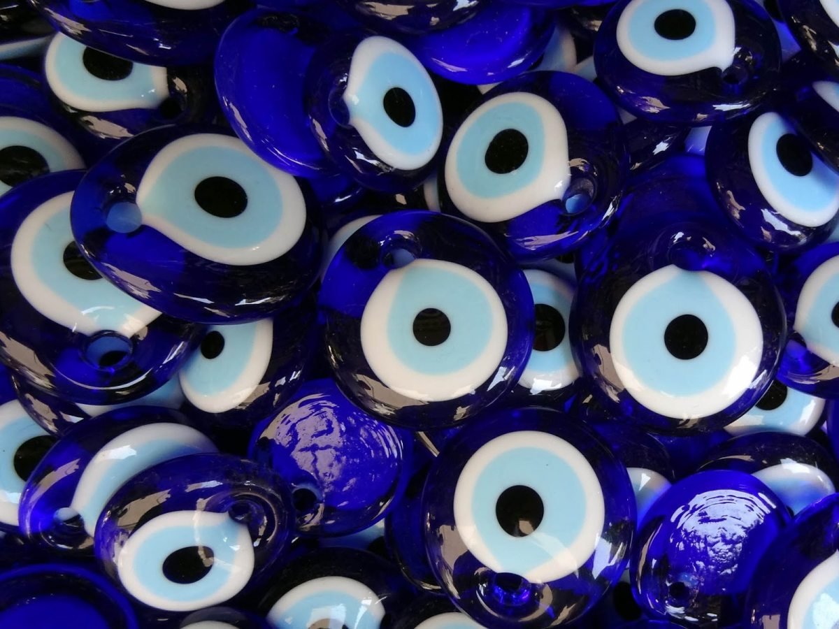 Глаз Фатимы на фоне моря