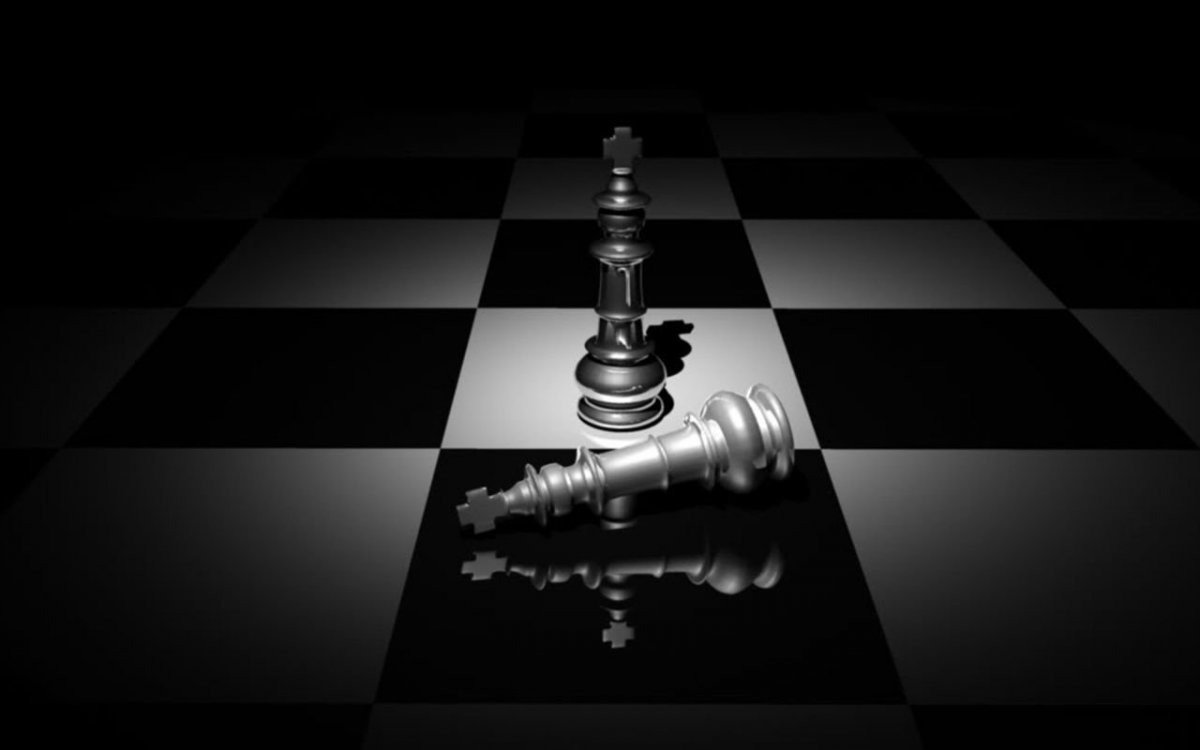 Девушка на шахматной доске