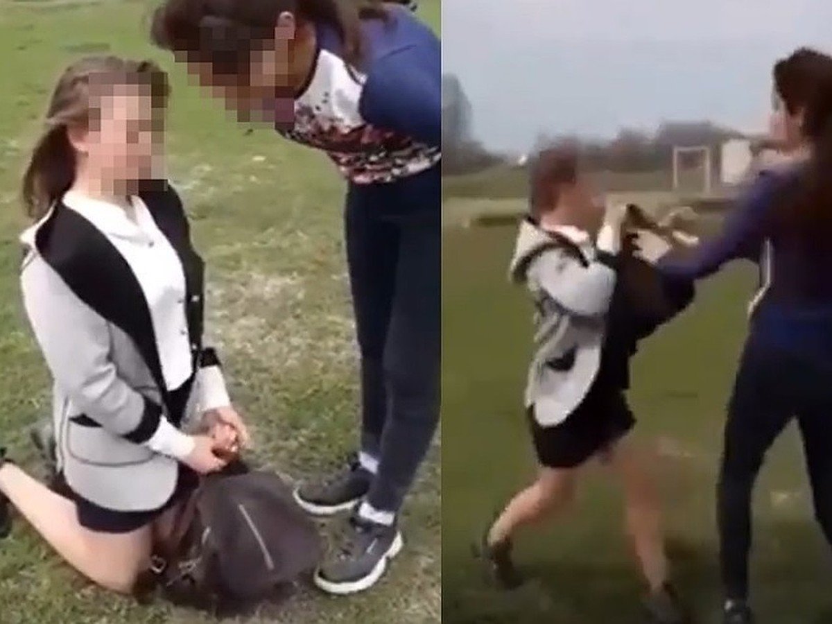 Держит ее за волосы