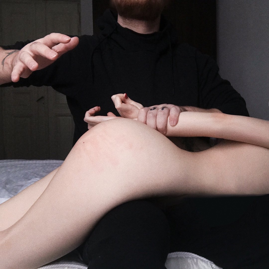 Грудь с наушниками