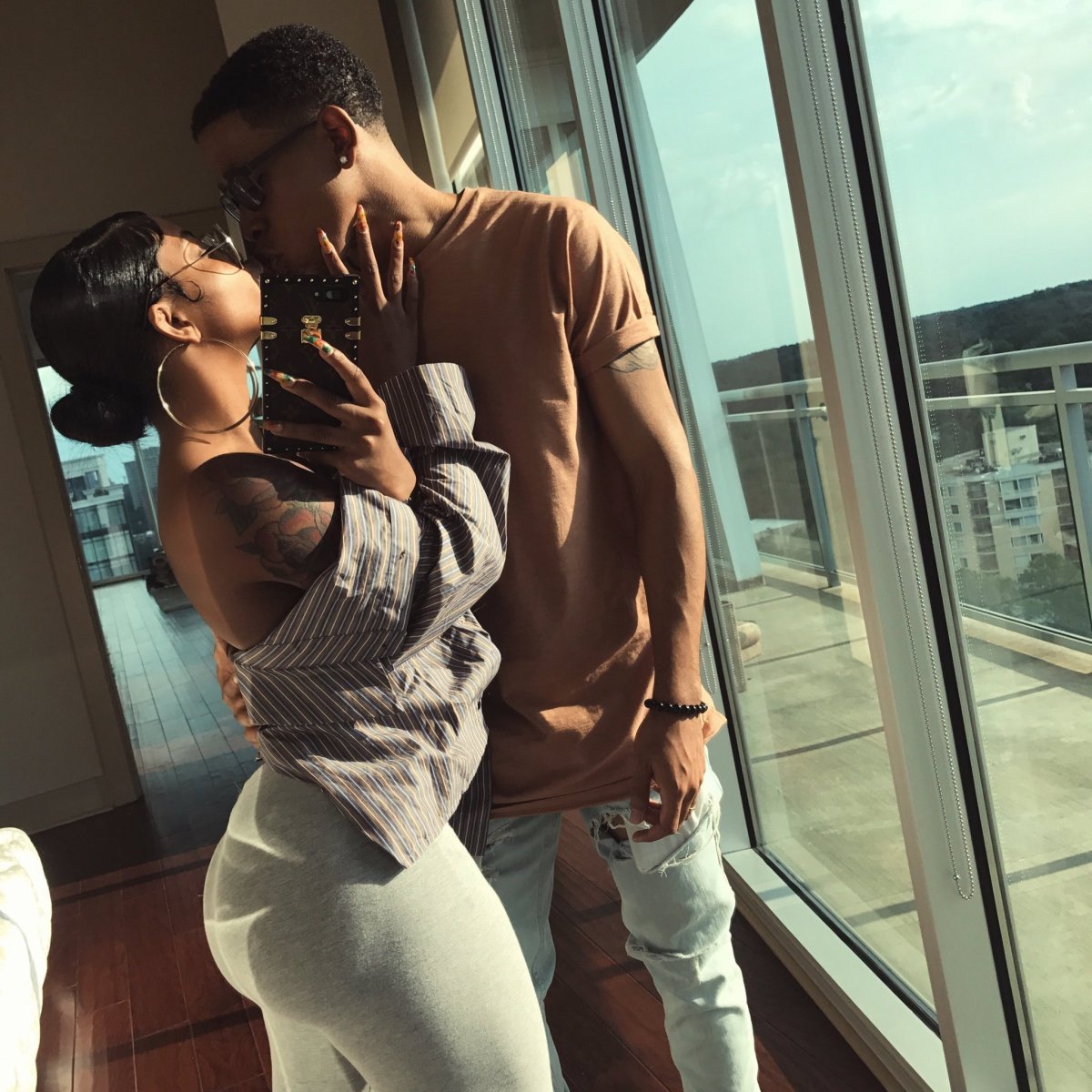 Мужские руки на попе