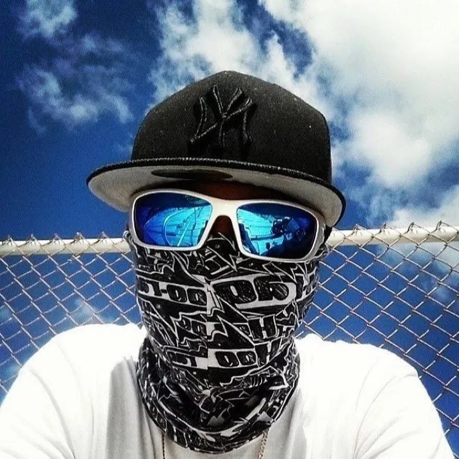 Человек в маске неон