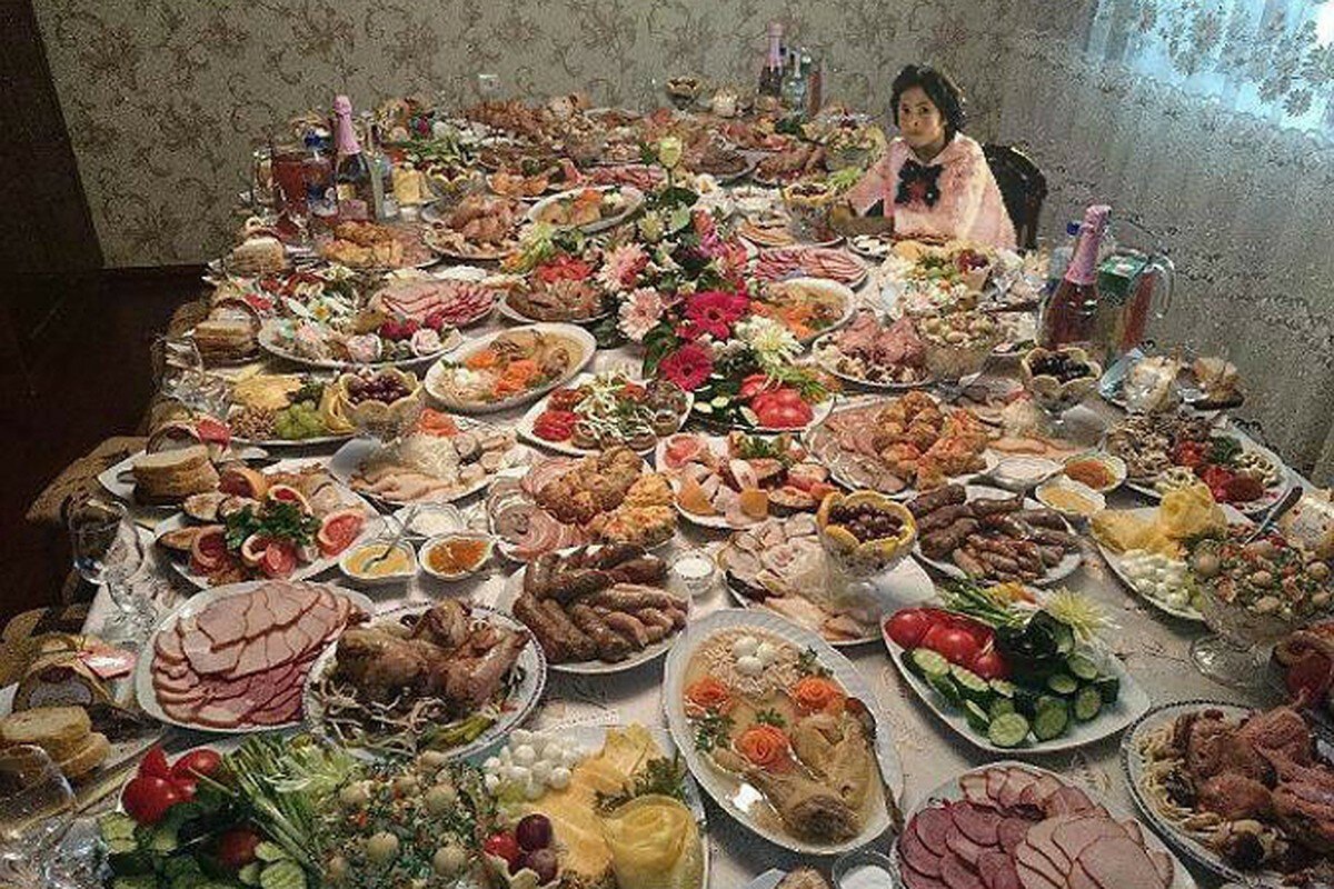 Большой накрытый стол