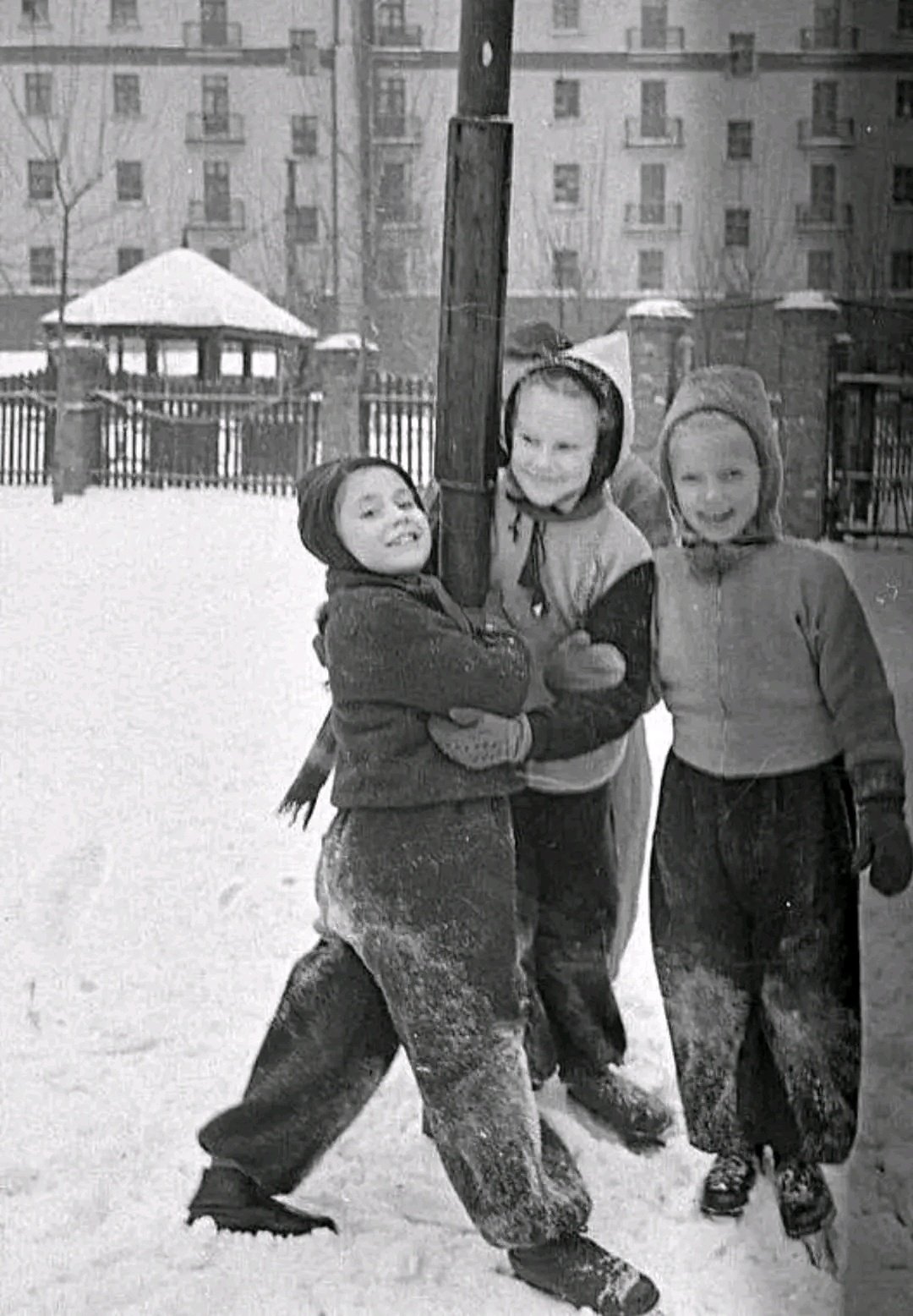 Дети катаются на санках СССР