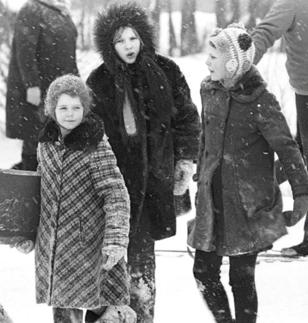 Советское детство . Катание с горки