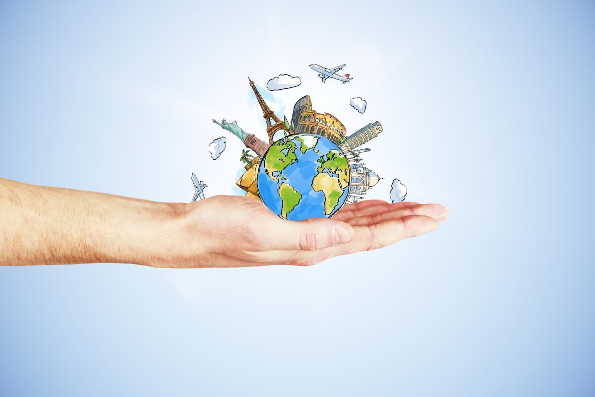 Руки держат земной шар