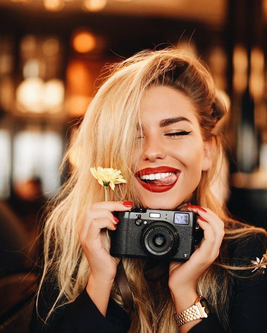 Женщина смеется