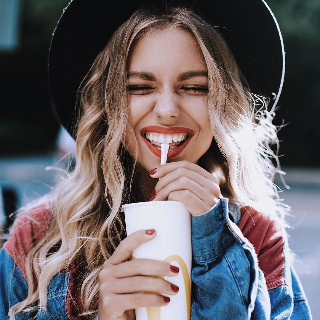 Частушка две старушки без зубов толковали про любовь