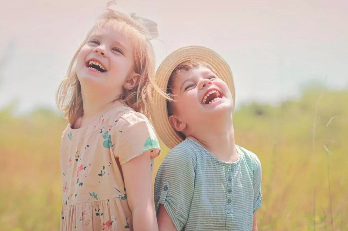 Две подруги ржут