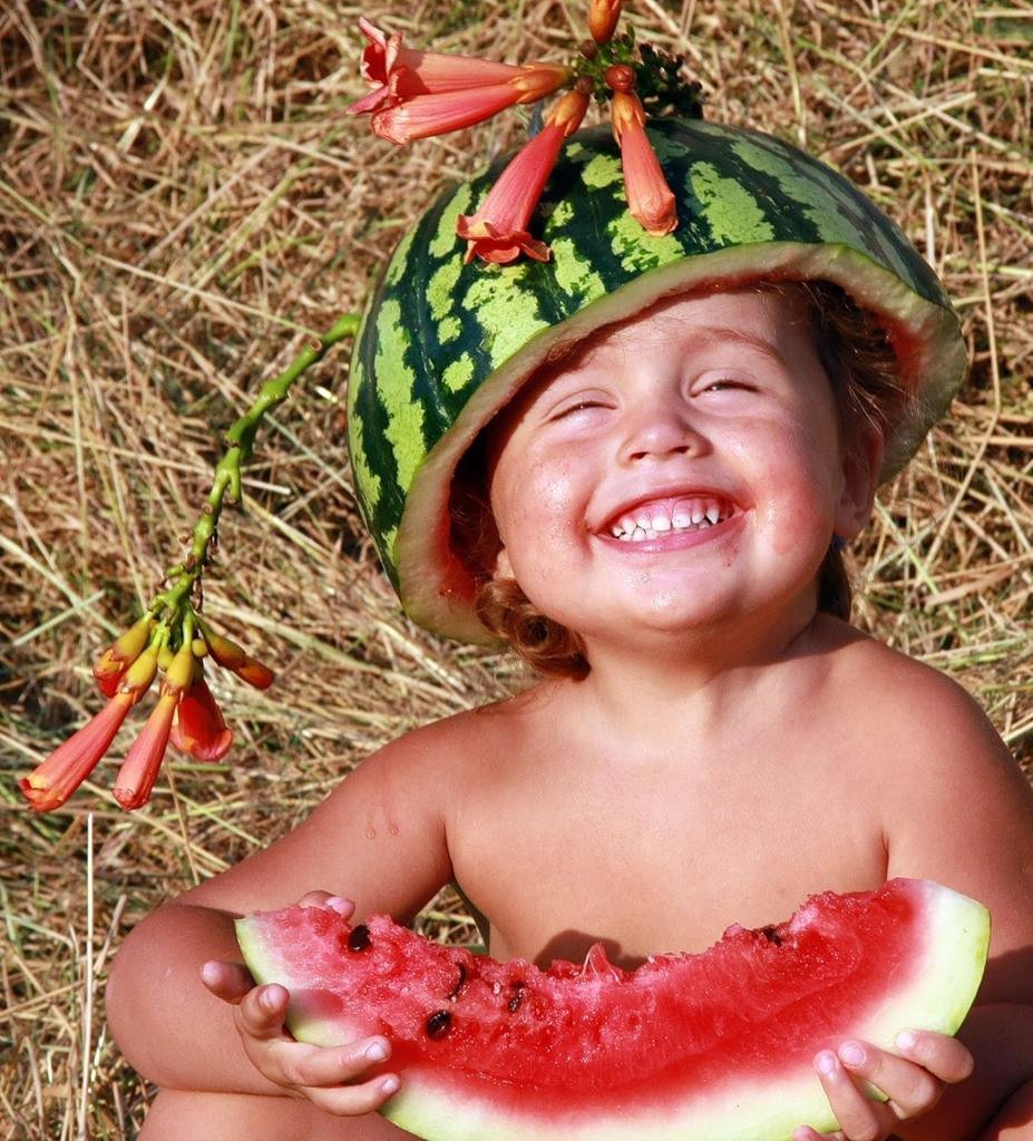 Дети с улыбками на лицах