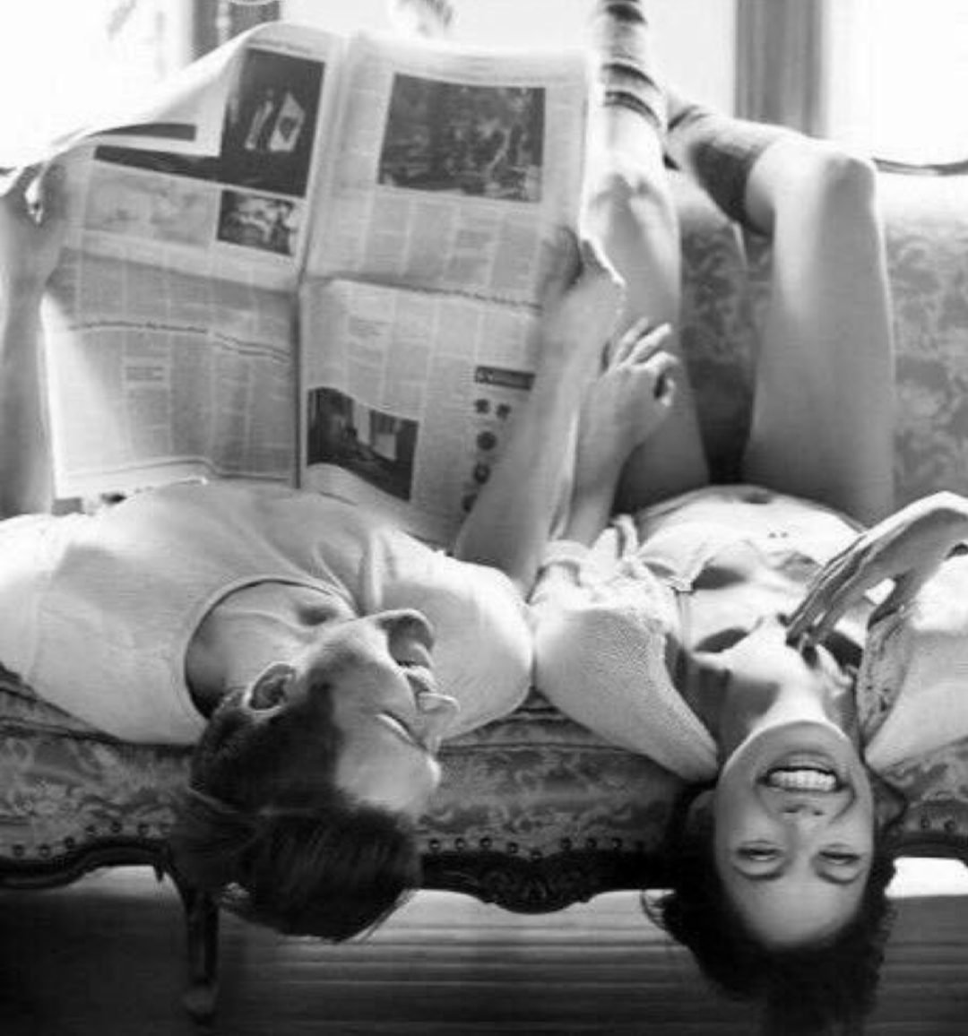 Подростки смеются