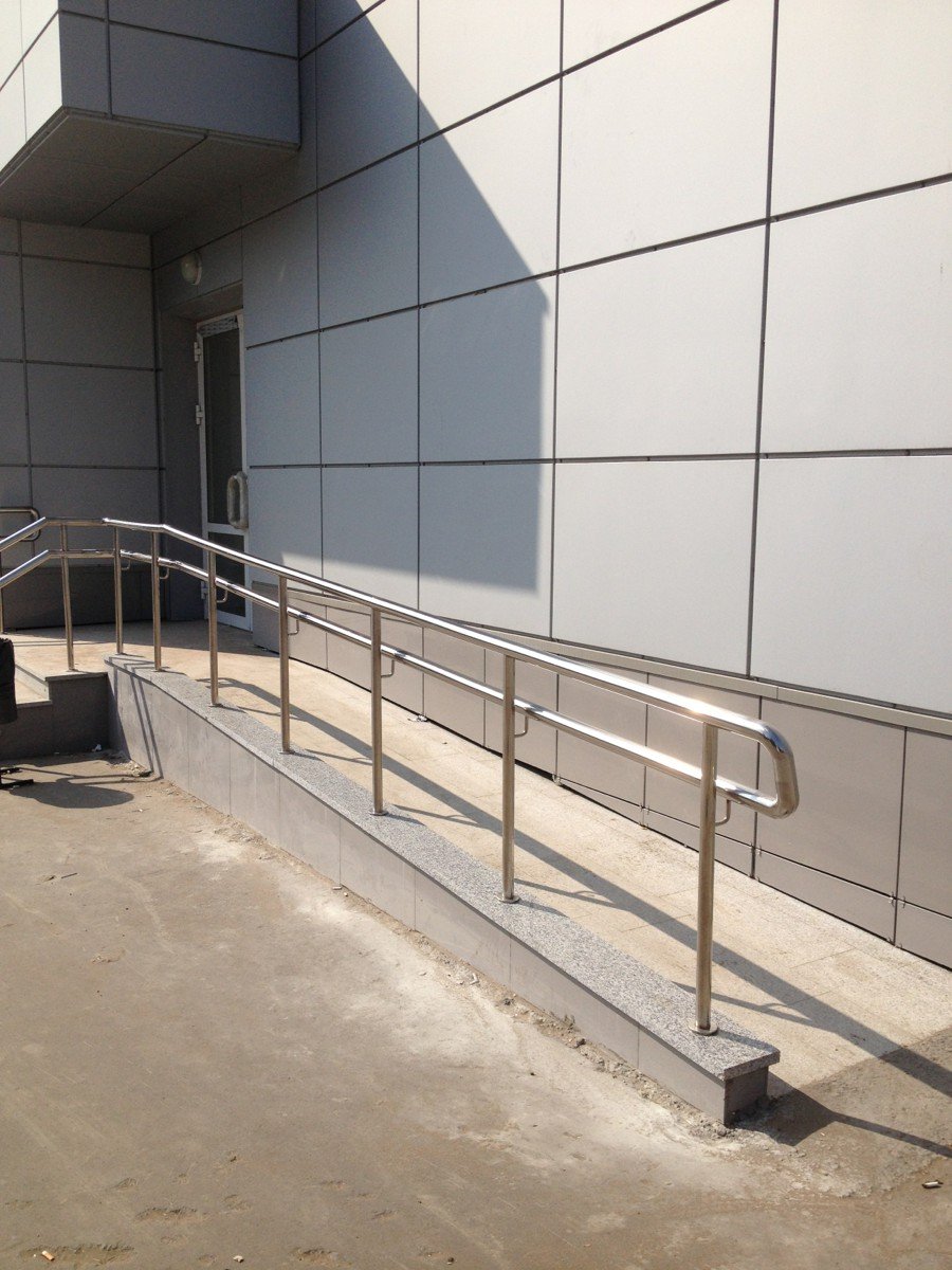 Бетонный пандус для инвалидов