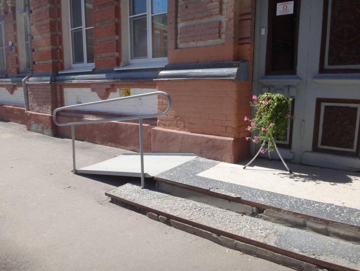 Крыльцо с пандусом для инвалидов