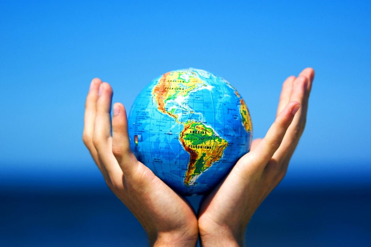 Глобус в руках