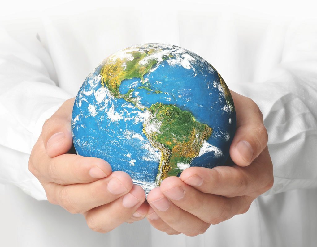 Человек держит мир на ладони