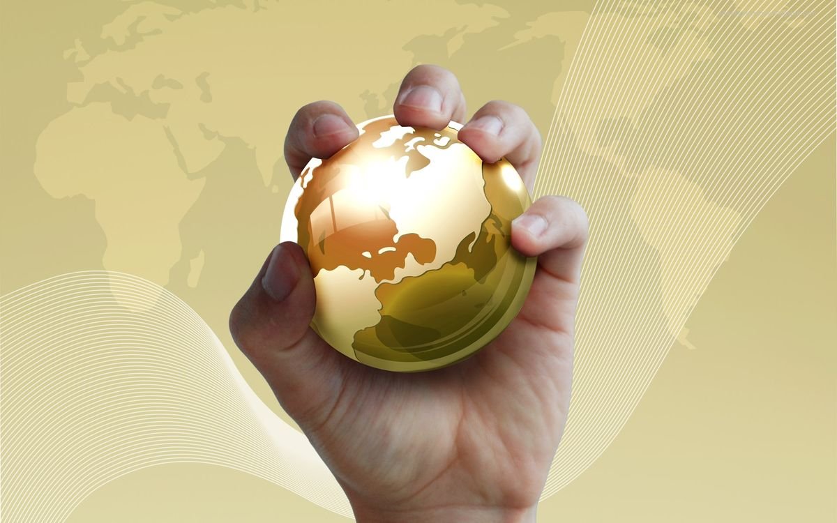 Рука держит шар