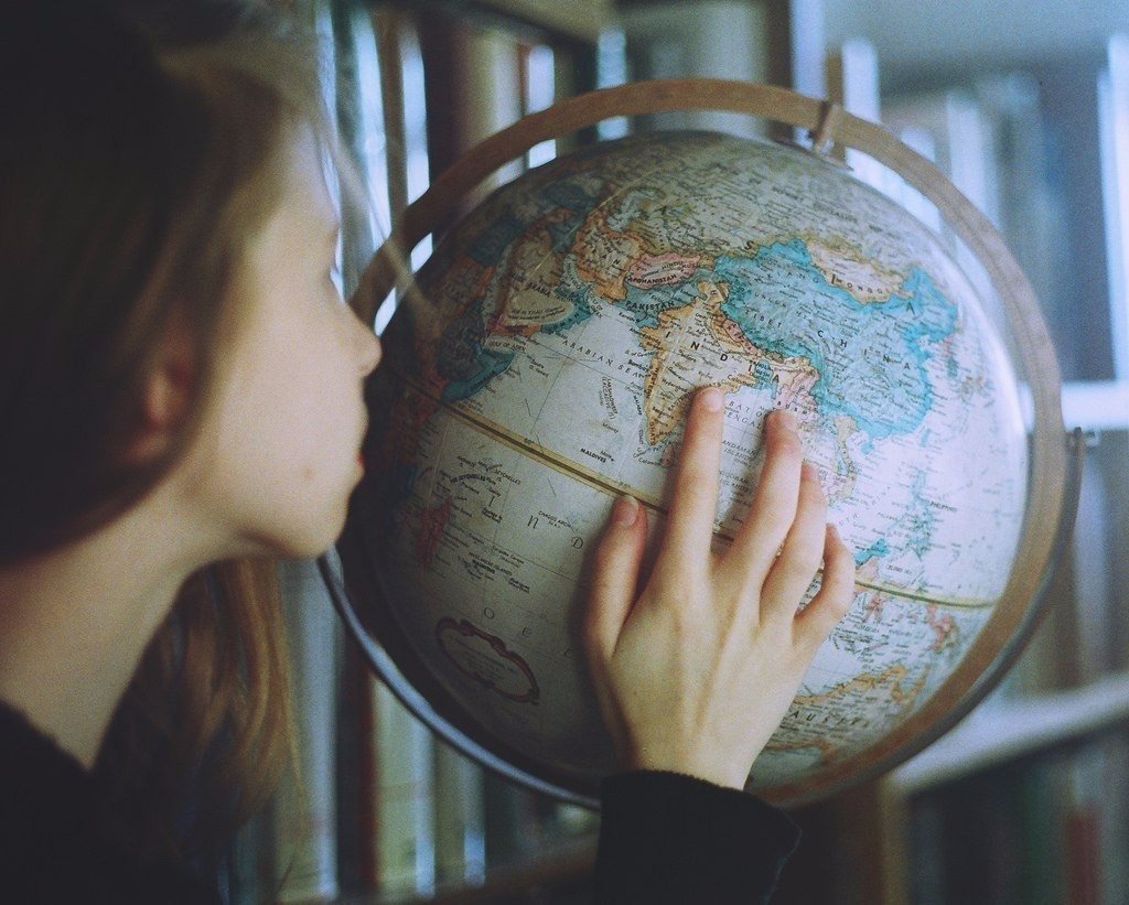 Человек с глобусом