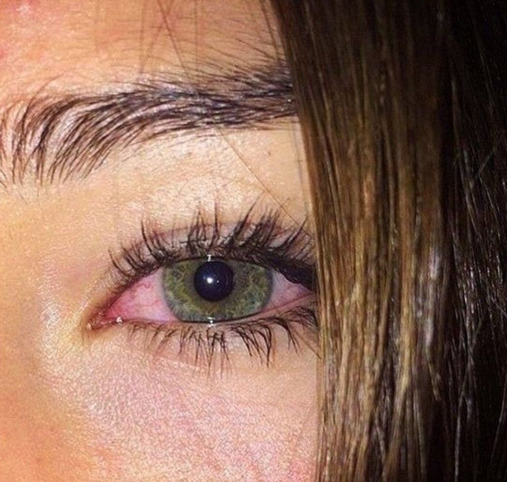 Заплаканные карие глаза