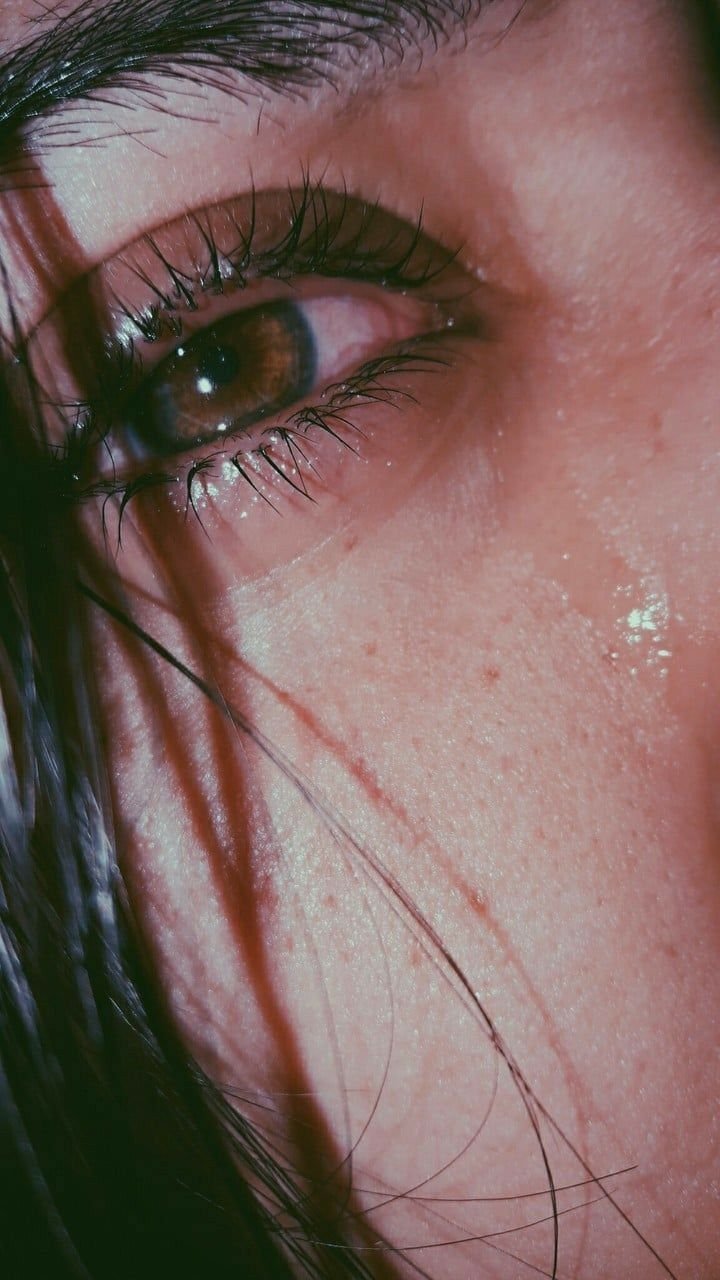 Заплаканные глаза девушки