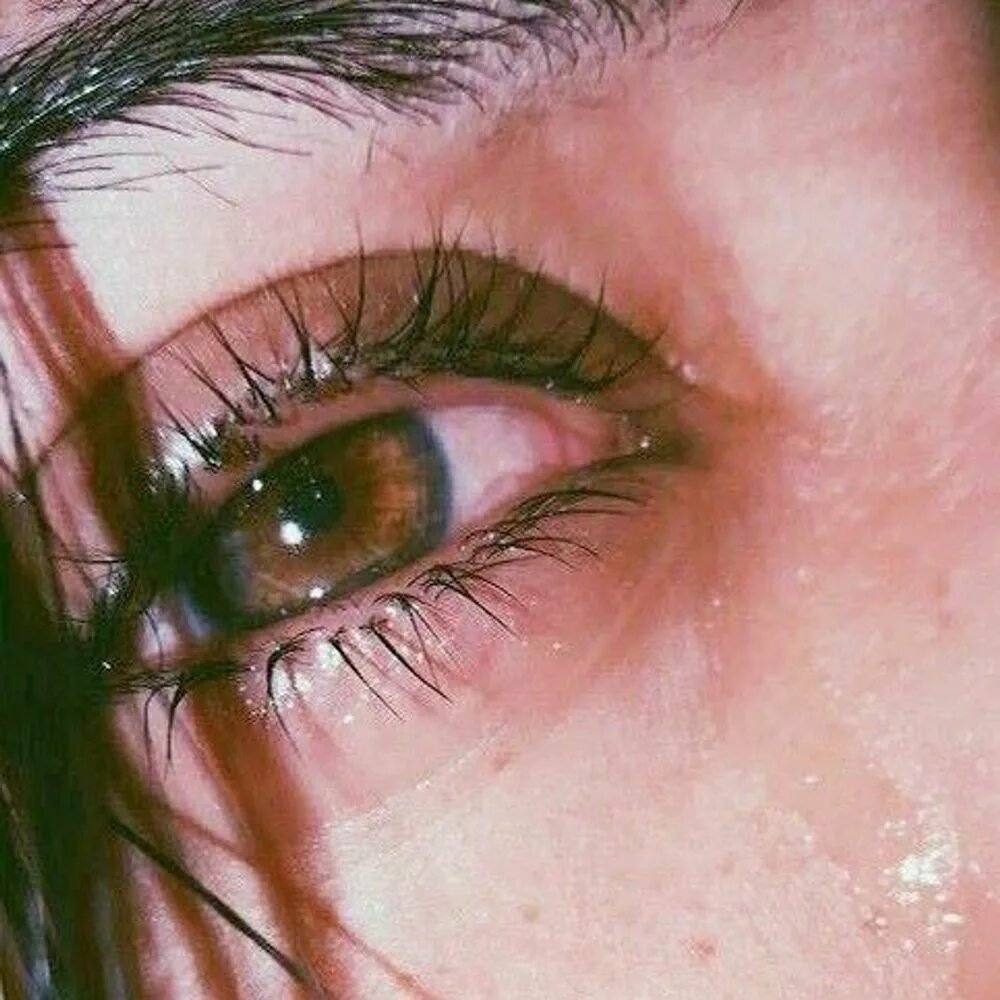 Заплаканные глаза девушки